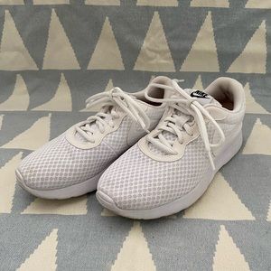 White nike shoes (size 7.5)